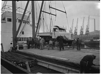 1976-7862 Het laden en lossen van een vrachtwagen op een schip in de haven.