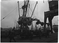 1976-7863 Het laden en lossen van een landbouwvoertuig op de kade in de haven.