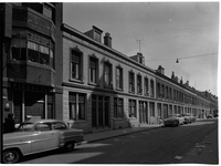 1976-7871 Panden aan de Sint-Mariastraat met links glashandel G. Boone op nummer 4.