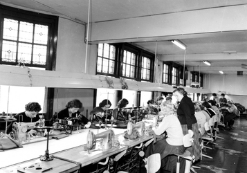 1976-7909 Vrouwen aan het werk in Wortelboer's confectiebedrijf aan de Nieuwe Binnenweg.