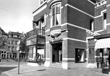 1976-8029 Hoekpand aan de Nieuwe Binneneweg met op de achtergrond links de 's-Gravendijkwal.