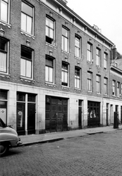 1976-8065 Huizen nummers nummers 143, 145 aan de Josephstraat.