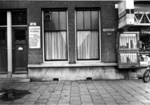 1976-8609 Gezicht op het Woningbureau Robeka aan de Beukelsdijk nummer 118.