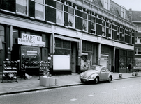 1976-8656 Een rij winkelpanden, waaronder een schoenenwinkel van Martin, aan de Crooswijkseweg vanaf nummer 130.