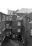 1976-8693 Gezicht op de achterzijde van het Sint Mariaklooster aan de Robert Fruinstraat 33.