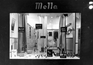 1976-8757 Etalage van de winkel Mella lederververij op nummer 208 van de Nieuwe Binnenweg.