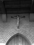 1976-9082 Kruisbeeld in de RK kerk Anthonius Abt aan de Jan Kruijffstraat nummer 40.