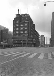 1976-9419 De Coolsingel met bioscoop Cineac NRC, hotel Atlanta en de Aert van Nesstraat, gezien vanaf de Meent.