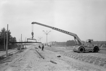 1976-9919 Het verleggen van de trambaan in de Schiedamseweg.