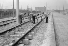 1976-9931 Werkzaamheden aan de vernieuwede trambaan in de Schiedamseweg.