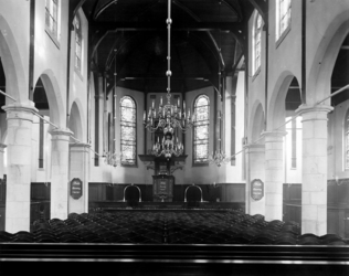 1987-209 Gezicht in de kerkzaal van de Oude N.H. Kerk aan de Aelbrechtskolk te Delfshaven.