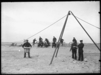 2008-5111-02 Een oefening op het strand van een reddingsbrigade. Onbekende locatie.