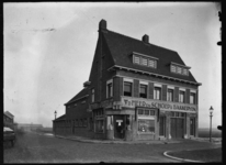 2008-5170 Eerste winkel en bakkerij van Van der Meer en Schoep op de hoek van de Snelliussingel en de Van Swindenstraat ...