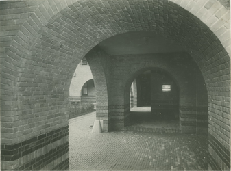 IX-1894-2 Gezicht in een poort van de Matheneserhof.