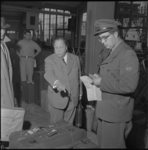 100-2 Dirigent Pierre Monteux met zijn koffers bij de douane, na aankomst in Rotterdam.