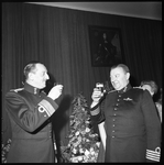 10028 Toasten van generaal-majoor J.G.M. Nass (links) en zijn opvolger als Commandant van het Korps Mariniers, kolonel ...
