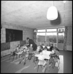10063 Klaslokaal met kinderen in gebouw Landzicht in buurtschap Landzicht bij Laag Zestienhoven.
