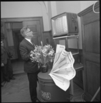 10073-1 Burgemeester W. Thomassen kijkt in kamer 12 van het stadhuis op een televisiescherm naar verkiezingsuitslagen. ...