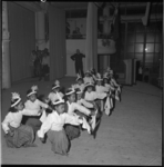 1009-1 Kinderdansgroep treedt op tijdens Molukse Volksgebruiken-avond In de Rivièrahal van Diergaarde Blijdorp.