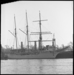 10095 Het voormalige -zeilende- Belgische schoolschip, de driemast-barkentijn 'Mercator' in de haven van Oostende. Op ...