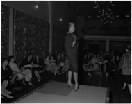 1011-1 Een model op de 'catwalk' tijdens de lustrum-modeshow van de Rotterdamse mode-ontwerper Cargelli in het ...