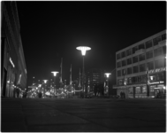 1012 Avondfoto van de nieuwe verlichting voor de komende feestdagen in de Lijnbaan.