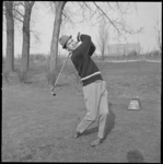 10158 M. Brenkman demonstreert het golfspel op de golfbaan langs de Boszoom.