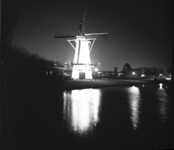 10161 Avondfoto van verlichte molen De Zandweg, aan de Kromme Zandweg.
