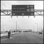 10195-1 Toegangsroute Beneluxtunnel met ANWB-bord boven de weg met info over de tol-o-maat.