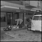 10216 Melkhandelaar met Volkswagenbusje stalt zijn waren uit bij de ingang van de Kralingerhoutflat, hoek Kralingseweg ...