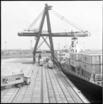 10256-1 Hoog overzicht van de kade met (wal)containerkraan en afgemeerd Sealand-schip in de Prinses Beatrixhaven.