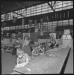10291-1 Kinderen in Jeugdland (Energiehal) druk bezig met figuurzagen.
