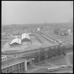 10293 Vanuit Shell-gebouw Hofplein zicht op gedeelte van station Hofplein en de opbouw van tijdelijke Ahoy-hallen aan ...