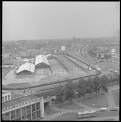 10293 Vanuit Shell-gebouw Hofplein zicht op gedeelte van station Hofplein en de opbouw van tijdelijke Ahoy-hallen aan ...
