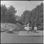 103-1 Scapino-balletdansers treden op voor publiek in het Openluchttheater Dijkzigt.