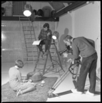 10323-1 Filmstudio van Karel Borgers waar men bezig is met filmopnamen.