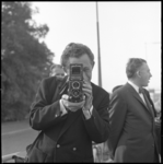 10326-2 Rotterdams Nieuwsblad-fotograaf Lex de Herder aan het werk met zijn Rolleiflex-camera.