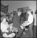 10336 Burgemeester Wim Thomassen en diens echtgenote bij de opening van clubhuis van de Arend en de Zeemeeuw aan de ...