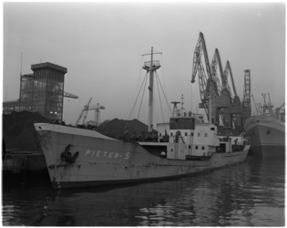 1036-1 Aankomst van het 20.000ste zeeschip, de 'Pieter-S', in de Waalhaven.