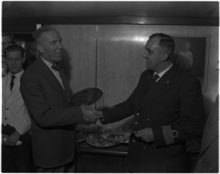 1036-2 Kapitein M.J. Theunissen, gezagvoerder van het twintigduizendste schip, -de Pieter-S- dat in 1957 in de ...