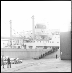 10368 Het Chinese propagandaschip Li-Ming, afgemeerd bij Pakhuismeesteren in de Waalhaven. (Pier 2)