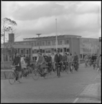 10373 Scholieren verlaten op de fiets hun school.