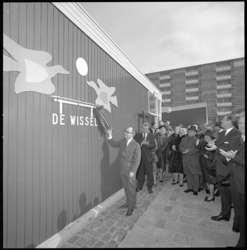 10387 Wethouder G.Z. de Vos onthult de naam van De Wissel, het houten wijkgebouw, tevens noodonderkomen van het Centrum ...