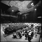 10490-1 Overzicht optreden Rotterdams Operakoor en -orkest in Grote Zaal van De Doelen, onder leiding van Piet Struijk.