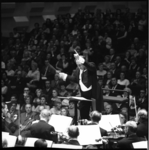 10490-2 Close-up van dirigent Piet Struijk tijdens uitvoering van Rotterdams Operakoor in de Grote Zaal van De Doelen.