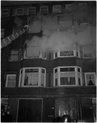 1050-1 Na een explosie brak brand uit op de tweede etage van het huis aan de Aelbrechtskade 78.