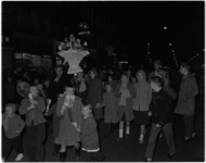 1052 Optocht op de Groene Hilledijk met veel kinderen, in Sinterklaassfeer.