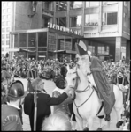 10526-1 Burgemeester Thomassen begroet de paardrijdende Sint Nicolaas op de Coolsingel, aan de zijde van het Stadhuisplein.