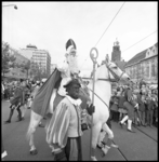10526-2 Aankomst Sint Nicolaas, te paard, omringd door Zwarte Pieten, op de Coolsingel.