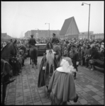10528-2 Publieke belangstelling bij de aankomst van Sint Nicolaas bij 'De Burcht' aan de Van Moorselplaats.